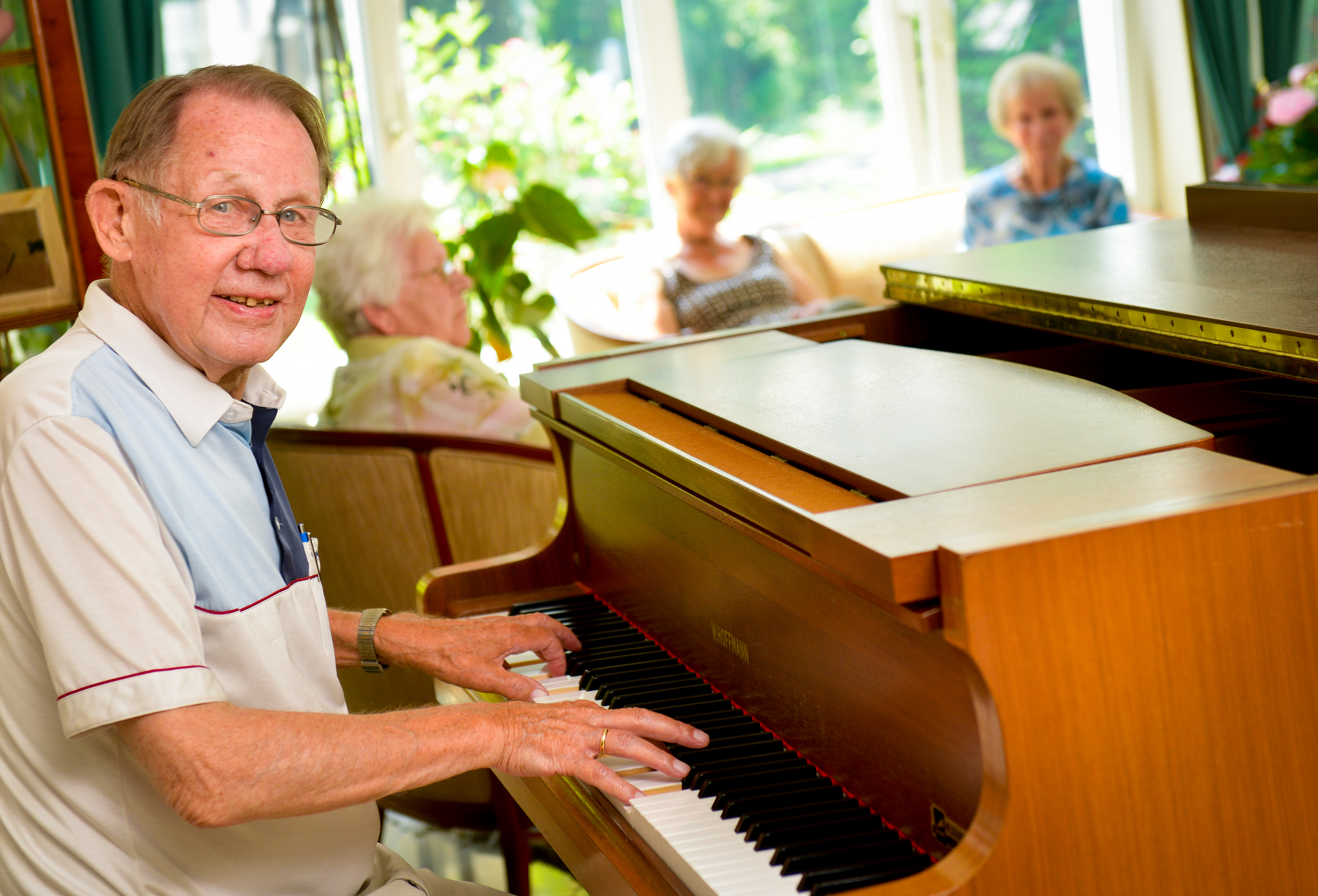Ein Bewohner am Piano. Altenpflege auf die musikalische Art.