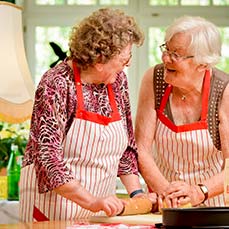 Zwei Seniorinnen beim Backen – in unseren Altenheimen in Osterode und Eisdorf gibt es immer viel zu tun.